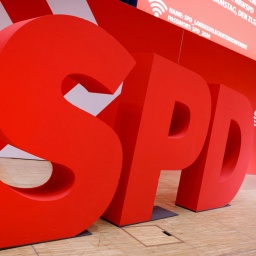 Ein überdimensionaler Schriftzug · SPD · steht auf einem Podium (Archivbild vom 21.12.2024).