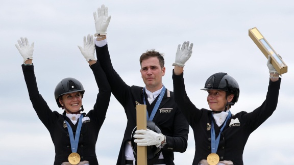 Sportschau Olympia 2024 - Gold In Der Dressur-mannschaftswertung - Die Siegerehrung