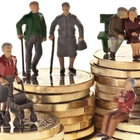 Modellfiguren auf Euromünzen als Symbol für die Altersrente