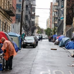 Zelte von Obdachlosen in der Polk Street in der Nähe der City Hall in San Francisco im Januar 2023