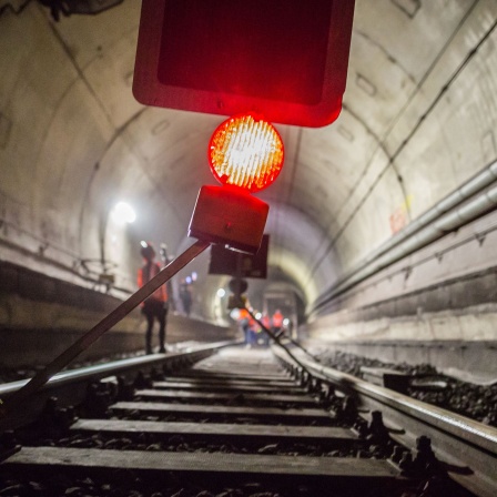 In einem U-Bahn-Tunnel brennt eine rote Lampe