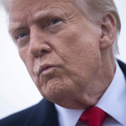 Extreme Nahaufnahme von Donald Trump mit geschürzten Lippen und angespanntem Ausdruck.