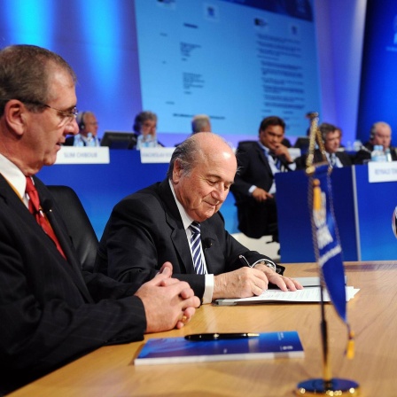 ´2008 tritt auch die Fußball-Welt dem World.Anti-Doping.Code bei: WADA-Chef John Fahey (links im Bild) und FIFA Präsident Joseph Blatter unterzeichnen beim FIFA Kongress in Sydney die Verträge.
