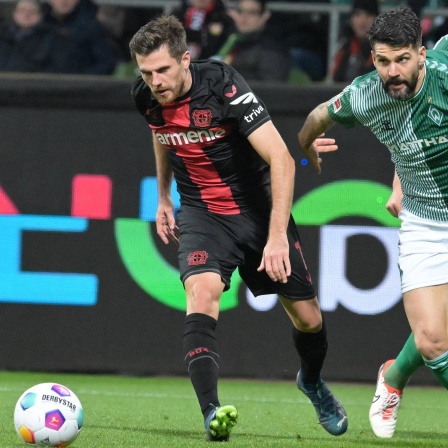 Leverkusens Jonas Hofmann (l.) im Spiel gegen Werder Bremen in Aktion.