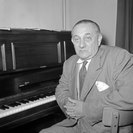 Der ungarisch deutsche Operettenkomponist jüdischer Abstammung Paul Abraham am Klavier, Deutschland 1950er Jahre