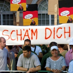 Weimar (Thüringen): Ein Spruchband mit der Aufschrift "Schäm Dich Helmut" halten am 20.08.2002 Gegendemonstranten bei einer Wahlkampfveranstaltung der CDU mit Altbundeskanzler Helmut Kohl auf dem Theaterplatz in Weimar. 