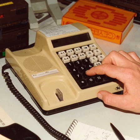 Ein Telefonapparat mit Display und Anrufbeantworter. 