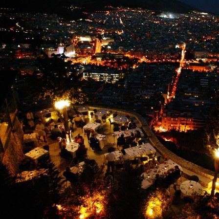 Ausblick auf das nächtliche Athen vom Stadtberg Lykabettus.