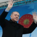 Der türkische Präsident Recep Tayyip Erdogan grüßt seine Anhänger 