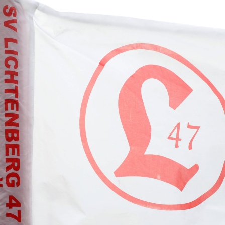 Eckfahne mit dem Wappen des SV Lichtenberg 47 im Berliner Hans-Zoschke-Stadion