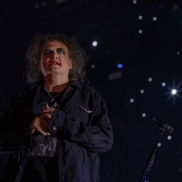 Robert Smith steht vor einem Sternenhimmel | Bild: picture-alliance/dpa