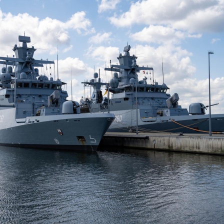 Die Korvetten "Magdeburg" (l-r) und "Braunschweig" liegen am Kai des Marinestützpunktes Hohe Düne in Warnemünde startklar zum Großmanöver Baltops in der Ostsee.