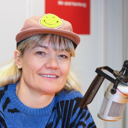 Franziska Nast trägt eine Schirmmütze mit Smiley