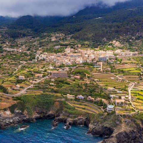 Blick auf Banyalbufar auf Mallorca (Foto: imago images / VWPics)