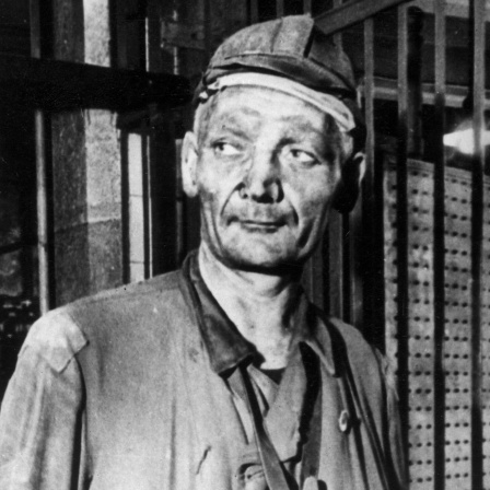 Bergmann Adolf Hennecke, Begründer der Aktivistenbewegung in der DDR, steht in einem Grubenaufzug