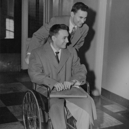 Ron Herrick schiebt seinen Zwillingsbruder Richard in einem Rollstuhl, als sie am 30. Januar 1955 das Krankenhaus in Boston, Massachusetts, nach der ersten erfolgreichen Organtransplantation verlassen. 