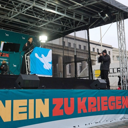 Die Politikerin Sarah Wagenknecht BSW Vor dem Brandenburger Tor.