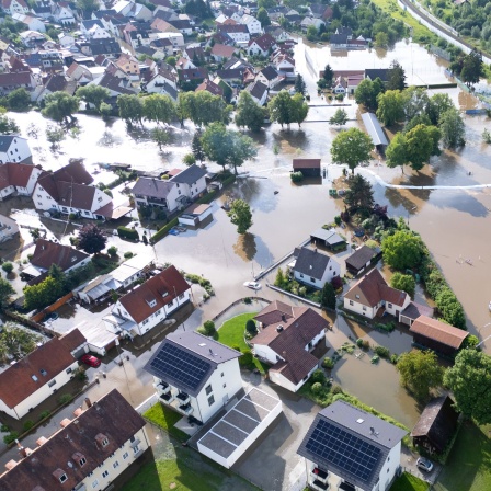 Teile von Reichertshofen sind vom Wasser überflutet. (Luftaufnahme mit einer Drohne)