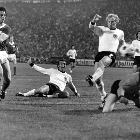 Der Höhepunkt des "Dramas" vom 22.06.1974 im Hamburger Volksparkstadion ist erreicht - auf den Knien blickt Sepp Maier fassungslos dem Ball hinterher, der zum 1:0-Sieg für die DDR ins bundesdeutsche Netz fliegt - getreten von Jürgen Sparwasser (l.)