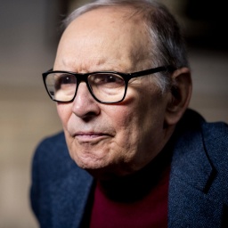 Das Beitragsbild des Kulturfeature "Ennio Morricone – ein Leben zwischen Kino und Konzertsaal" zeigt ein Porträt von Ennio Morricone aus dem Jahr 2015