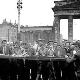 Das Beitragsbild WDR3 Kulturfeature "Drama, Deutsche Einheit" zeigt Demonstranten am 17. Juni 1953 in Berlin.