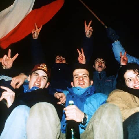 Junge Menschen feiern die Staatsgründung der Tschechischen Republik