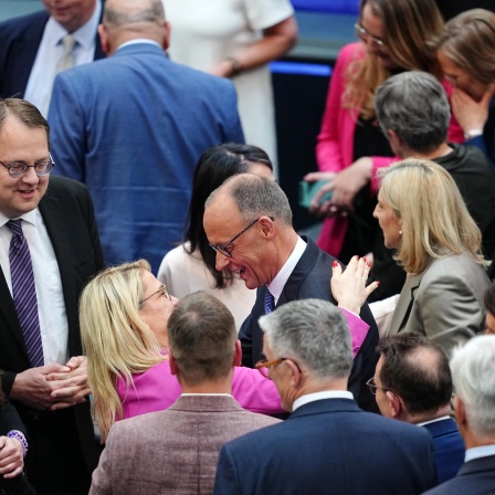 Abgeordnete gratulieren dem neu gewählten Bundeskanzler Friedrich Merz (M, CDU) im Bundestag nach dem zweiten Durchgang der Kanzlerwahl.