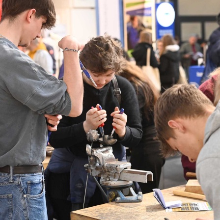 Schüler ueben an Werkzeugen, um sich einen Einblick in einen Ausbildungsberuf zu verschafen (Bild: picture alliance / SvenSimon)