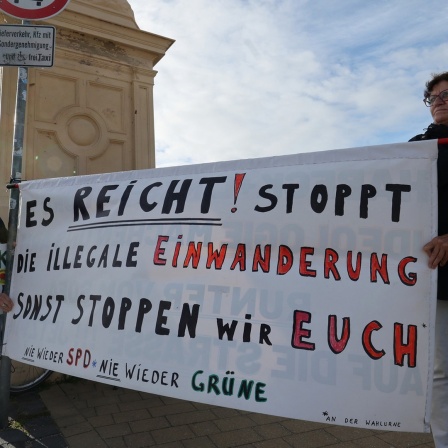 Vor Beginn einer Aktuellen Stunde im Schweriner Landtag zur Asylpolitik protestieren Bürger vor dem Schloss gegen die Einwanderungspolitik. Die Aktuelle Stunde wurde von der AfD beantragt.