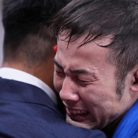 Judoka Takato Naohisa weint nach einem Judo-Olympiasieg.