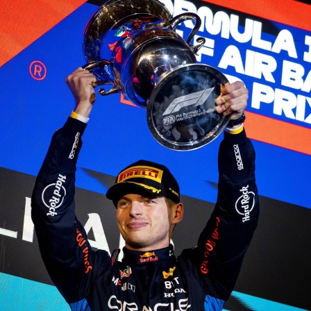 Formel-1-Fahrer Max Verstappen bejubelt seinen Sieg beim Auftaktrennen in Bahrain