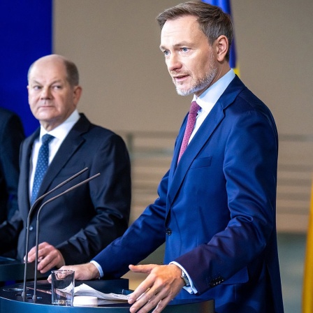 Bundesfinanzminister Christian Lindner (FDP) gibt Mitte Dezember 2023 ein Pressestatement ab - im Hintergrund: Bundeskanzler Olaf Scholz (SPD) und Bundeswirtschaftsminister Robert Habeck (Grüne).