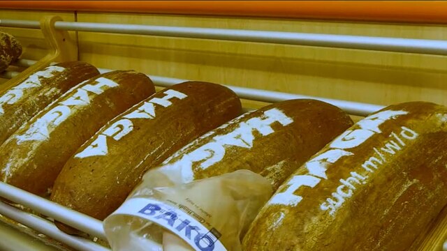 Brote mit Stellenanzeigen der Firma HAGA von der Bäckerei Jung aus Hofheim (Lkr. Haßberge) | Bild: BR