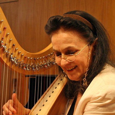 Helga Storck an der Harfe