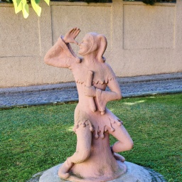 Steinfigur des Till Eulenspiegel von Paul Bölecke in Bernburg