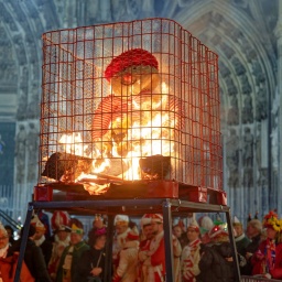 Karnevalisten beobachten die "Nubbel-Verbrennung" vor dem Kölner Dom.