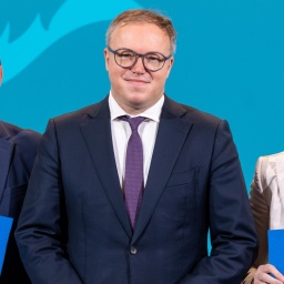 Georg Maier (SPD), Mario Voigt (CDU), Thüringer Ministerpräsident und Katja Wolf (BSW) halten Urkunden und Blumen bei der Ernennung der Thüringer Ministerinnen und Minister im Thüringer Landtag.