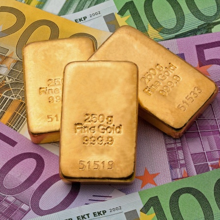 Drei Goldbarren auf Euroscheinen