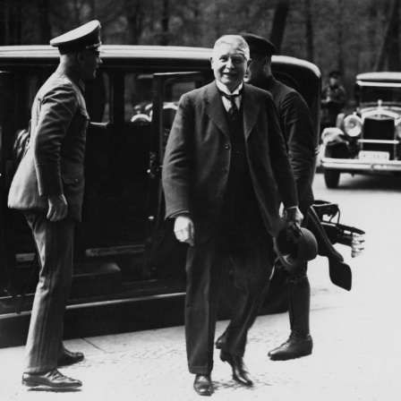 Reichswehrminister Wilhelm Groener begründet vor dem Reichstag das Verbot der SA. 10. Mai 1932: Der Minister bei der Ankunft vor dem Parlamentsgebäude