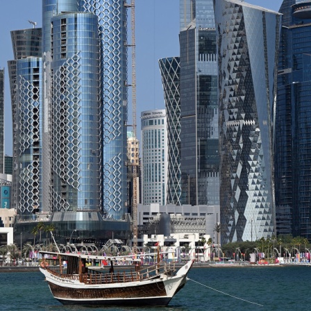 Eine traditionelle Dhau liegt vor der Skyline von Doha.