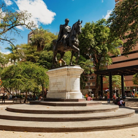 Eine Reiterstatue von Simón Bolívar in einem Park in Antioquia in Kolumbien