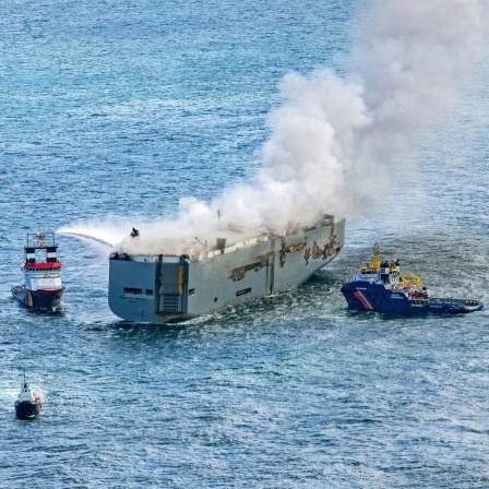 Eine Luftaufnahme zeigt den deutschen Notschlepper "Nordic", der das Feuer auf dem brennenden Frachter "Fremantle Highway", der vor Ameland liegt, bekämpft. 