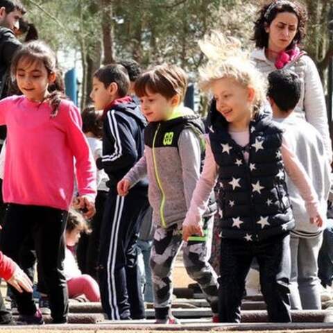 Kinder spielen im Emirgan Park in Istanbul