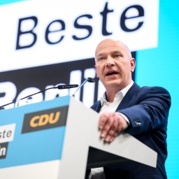 Kai Wegner (CDU), designierter Regierender Bürgermeister von Berlin, spricht beim Landesparteitag der Berliner CDU. Nach der Zustimmung der Berliner SPD zum gemeinsam ausgehandelten Koalitionsvertrag wollen die Christdemokraten bei einem Parteitag darüber entscheiden. Gibt es wie erwartet eine Mehrheit, ist der Weg frei für eine schwarz-rote Landesregierung.