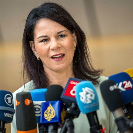 Außenministerin Annalena Baerbock spricht vor dem Treffen des Rates für Auswärtige Angelegenheiten in Brüssel mit der Presse.