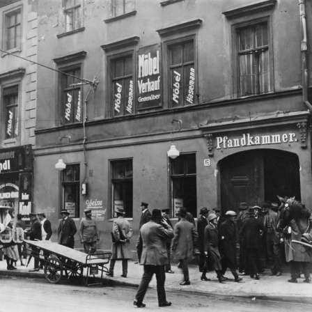 Historisches Foto aus Berlin, Neue Schönhauser Str.17, Scheunenviertel. Teilansicht des Wohn- und Geschäftshauses, ca.1923.