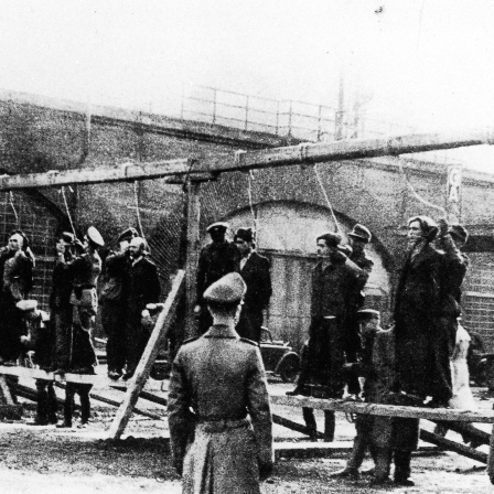 Historisches Foto zeigt Personen, die 1944 von den Nazis öffentlich gehängt wurden.