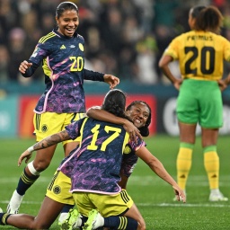 Kolumbiens Spielerinnen bejubeln den Sieg gegen Jamaika.