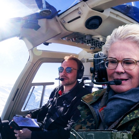 Lambrecht fliegt Helikopter