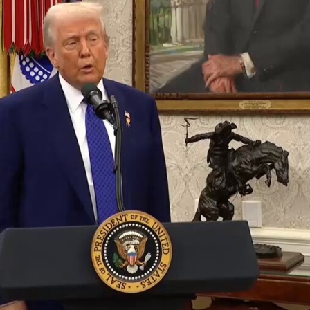 Donald Trump am Rednerpult in seinem Büro